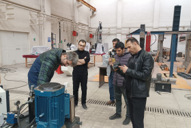 به روزرسانی، کالیبره و ایرادیابی پمپ دستگاه میز لرزه آزمایشگاه سازه و مقاومت مصالح